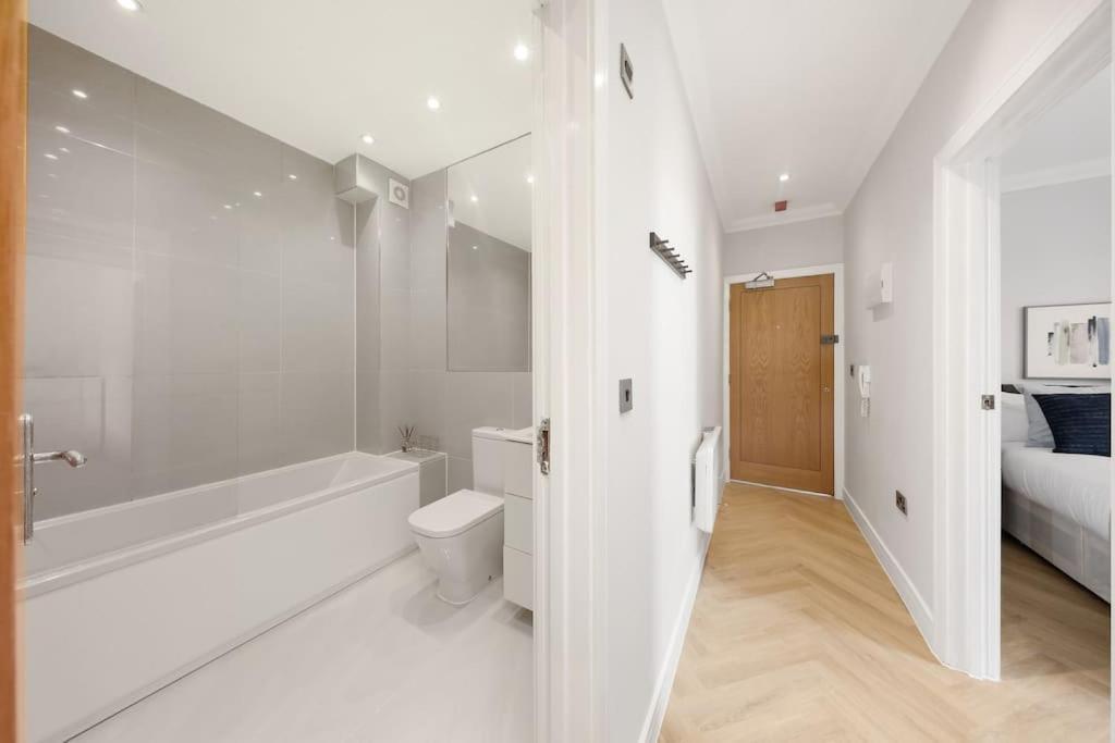 Pleasing 2Bed Flat 10Min To Wimbledon Tennis Court Лондон Екстериор снимка