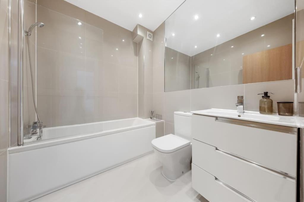 Pleasing 2Bed Flat 10Min To Wimbledon Tennis Court Лондон Екстериор снимка