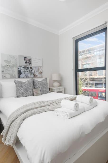 Pleasing 2Bed Flat 10Min To Wimbledon Tennis Court Лондон Екстериор снимка